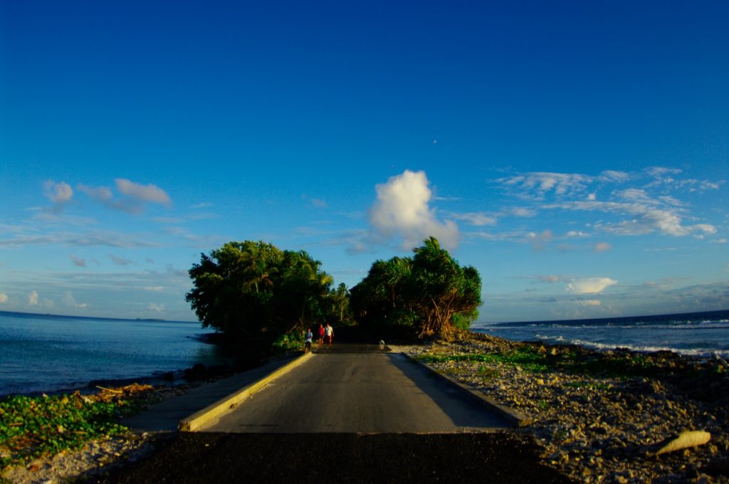 Una de las carreteras que recorren Tuvalu
